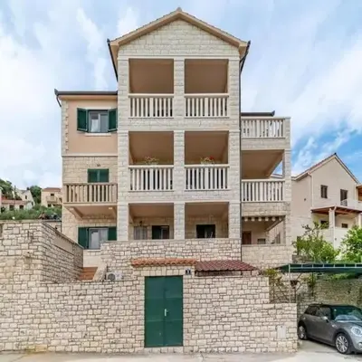 Apartments with a parking space Postira