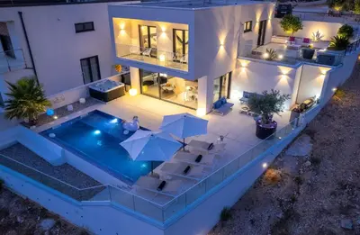 Bazen u objektu Luxury Boutique Villa Fay, heated Pool, Jacuzzi, Seaview near Split and Omis ili u blizini