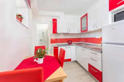 Kuhinja ili čajna kuhinja u objektu Apartmani Nona 2