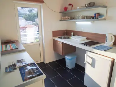 Kuhinja ili čajna kuhinja u objektu DugoToploLjeto Apartmani Baska Voda
