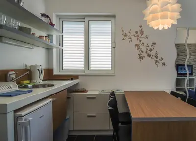 Kuhinja ili čajna kuhinja u objektu DugoToploLjeto Apartmani Baska Voda