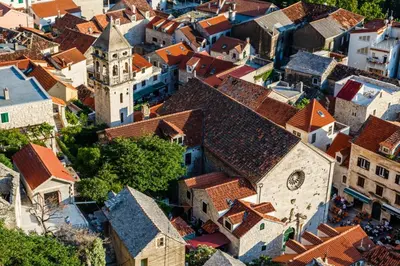 Pogled na grad 'Omiš' ili pogled na grad iz vikendica