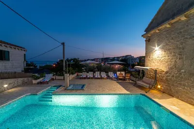 Bazen u objektu Villa Vicko ili u blizini