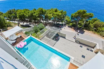 Bazen u objektu Villa Madeleine Hvar ili u blizini