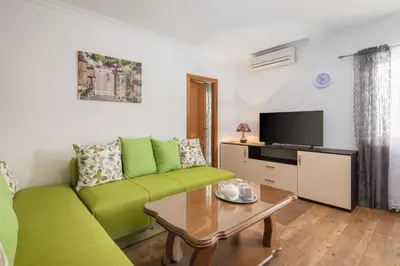 TV i/ili zabavni centar u objektu Jasmir Apartment - Free parking near the beach