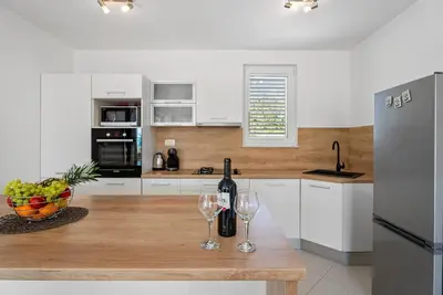 Kuhinja ili čajna kuhinja u objektu 3 bedroom apartment with private pool