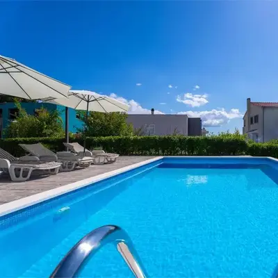 3 bedroom apartment with private pool
