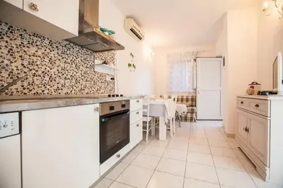 Kuhinja ili čajna kuhinja u objektu Beach Holiday Home Laura