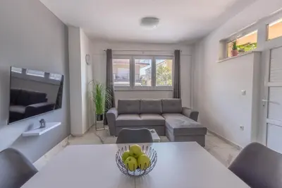 TV i/ili zabavni centar u objektu Bright & Modern 2BD apartment in Stobreč, Free Parking