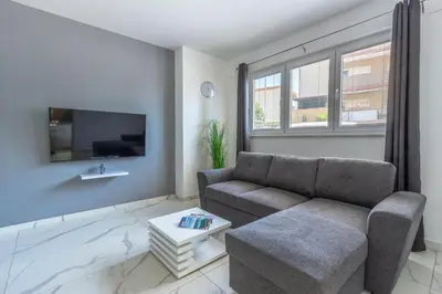 TV i/ili zabavni centar u objektu Bright & Modern 2BD apartment in Stobreč, Free Parking