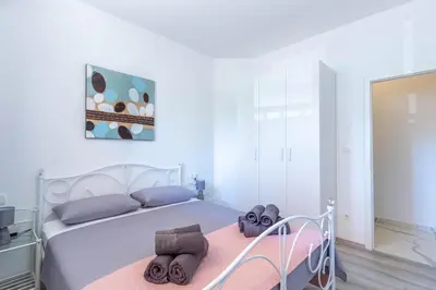 Krevet ili kreveti u jedinici u objektu Bright & Modern 2BD apartment in Stobreč, Free Parking