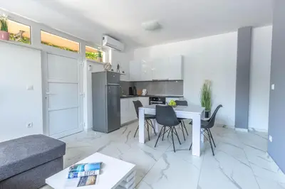 Kuhinja ili čajna kuhinja u objektu Bright & Modern 2BD apartment in Stobreč, Free Parking