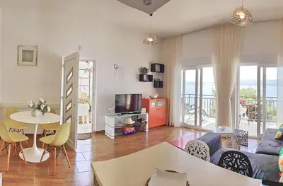 TV i/ili zabavni centar u objektu Holidayhome Lisa 1st row to beach