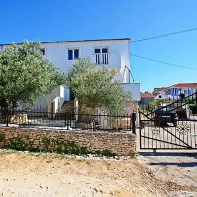 Apartments with parking space Supetar