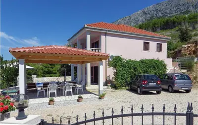 Pogled na planine ili pogled na planine iz vikendica