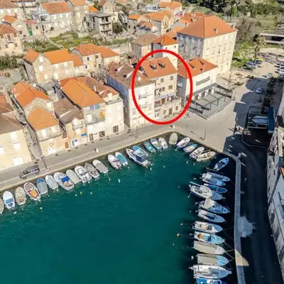 Apartments by the sea Milna