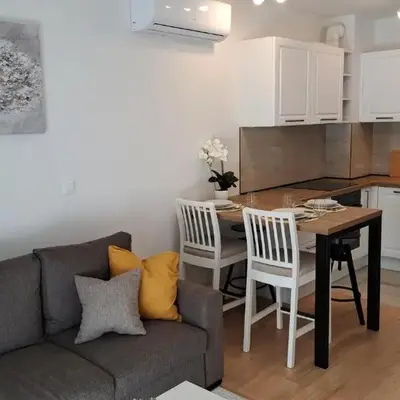 Split Terrace & Free Parking Apartment