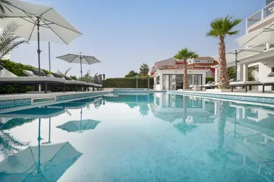 Bazen u objektu Luxury beachfront Villa Providenca ili u blizini