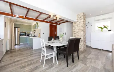 Kuhinja ili čajna kuhinja u objektu Pet Friendly Apartment In Bajnice With Wifi