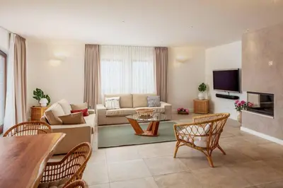 TV i/ili zabavni centar u objektu Villa Clementine with pool, sea view