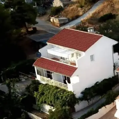 Apartments with parking space Ivan Dolac