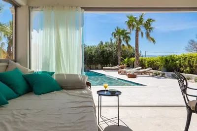 Bazen u objektu New Luxury Beach Villa ili u blizini