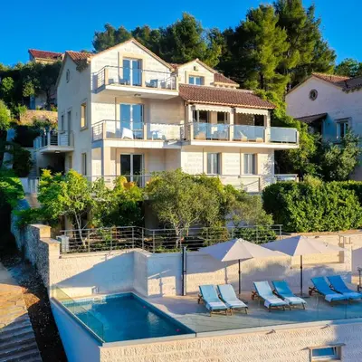 Bazen u objektu VILLA PHILIPPA - luxurious five-room villa - idyllic location - first row to the sea - spectacular view of the sea bay - unforgettable sunsets - 15 minutes from Supetar ferry port - free parking - private heated pool ili u blizini