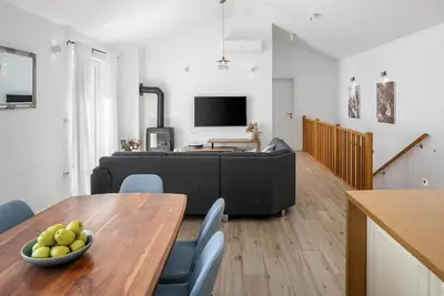 TV i/ili zabavni centar u objektu VILLA B2B with heated pool and panoramic sea views