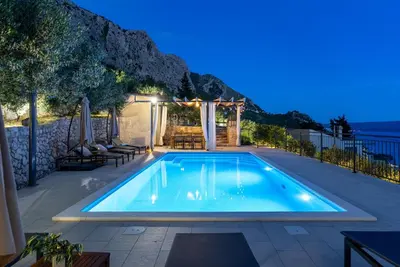 Bazen u objektu VILLA B2B with heated pool and panoramic sea views ili u blizini