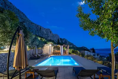Bazen u objektu VILLA B2B with heated pool and panoramic sea views ili u blizini