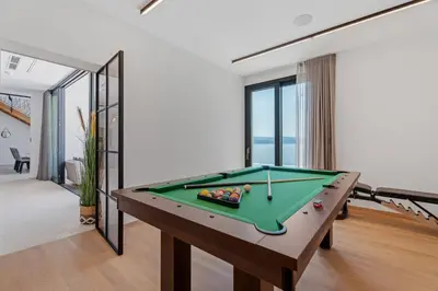 Stol za biljar u objektu Luxury Omis Villa Sunset Paradise 5 Bedrooms Breathtaking Views