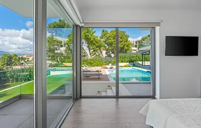 Bazen u objektu Stylish 5-bedroom villa Aride with pool, sea views ili u blizini