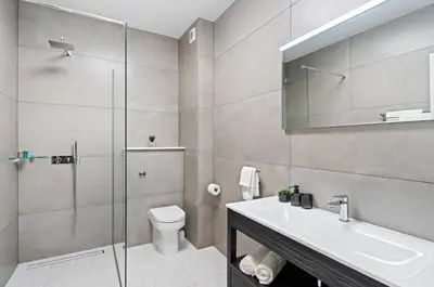 Kupaonica u objektu Stylish 5-bedroom villa Aride with pool, sea views