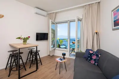 TV i/ili zabavni centar u objektu Caleta Seaview Suites II - Pool & Jacuzzi