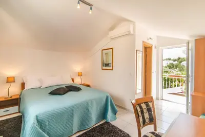 Krevet ili kreveti u jedinici u objektu Luxury beachfront Villa Casa Mare with heated pool near Supetar - Brač