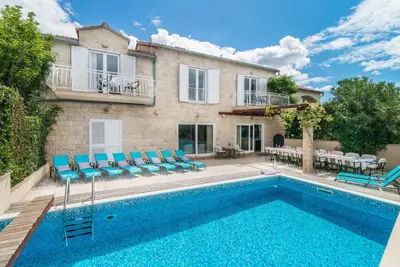 Bazen u objektu Luxury beachfront Villa Casa Mare with heated pool near Supetar - Brač ili u blizini