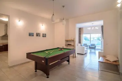 Stol za biljar u objektu Luxury beachfront Villa Casa Mare with heated pool near Supetar - Brač