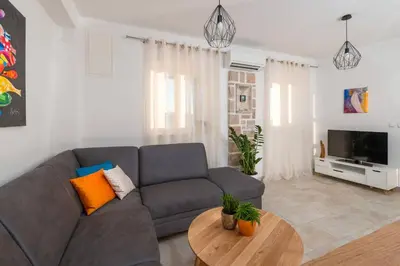 TV i/ili zabavni centar u objektu Luxury Villa Murvica with private pool near the beach in Murvica on Brac island