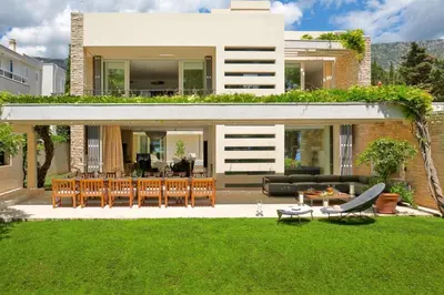 Vrt u objektu Luxury Beachfront Villa Castello Bol with private pool at the promenade Zlatni Rat at the beach in Bol - Brac