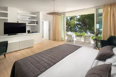 TV i/ili zabavni centar u objektu Luxury Beachfront Villa Castello Bol with private pool at the promenade Zlatni Rat at the beach in Bol - Brac