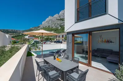 Pogled na planine ili pogled na planine iz vila