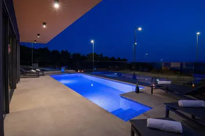 Bazen u objektu Luxury Villa Sirius ili u blizini