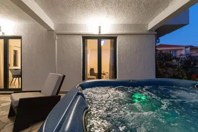 Bazen u objektu Strelitzia apartment Split with jacuzzi ili u blizini