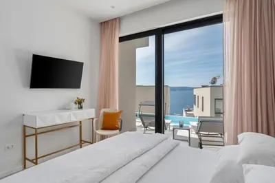 Krevet ili kreveti u jedinici u objektu Villa Flower with 3 en-suite bedrooms, heated pool, sea views