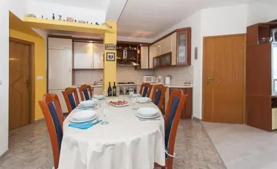 Kuhinja ili čajna kuhinja u objektu House Fjaka