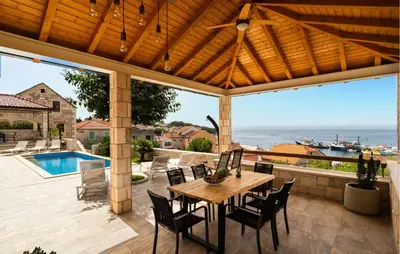 Bazen u objektu Beautiful Home In Sumartin With Sauna ili u blizini
