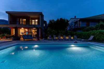 Bazen u objektu House with pool Garden ili u blizini
