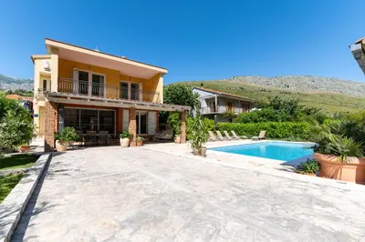 Bazen u objektu House with pool Garden ili u blizini