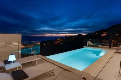 Bazen u objektu Three-bedroom Villa Sunshine with a heated pool, media room, and views of the sea ili u blizini