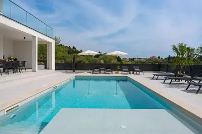Bazen u objektu Villa Carmen with 5 en-suite bedrooms, 48 sqm pool, 8km from sea ili u blizini
